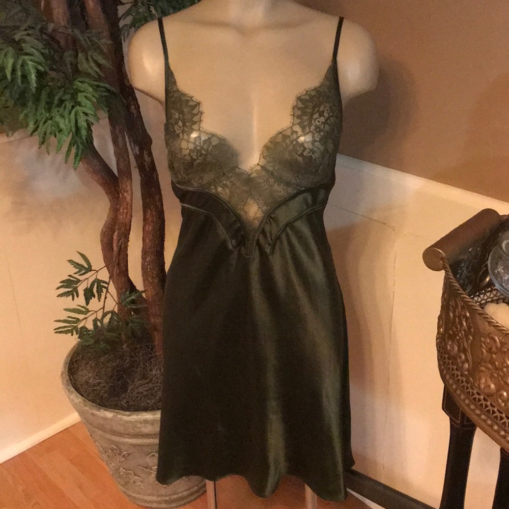 Victoria’s Secret lace & satin nightie negligee M